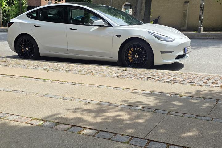 Hvid Tesla Model 3 fra 2021