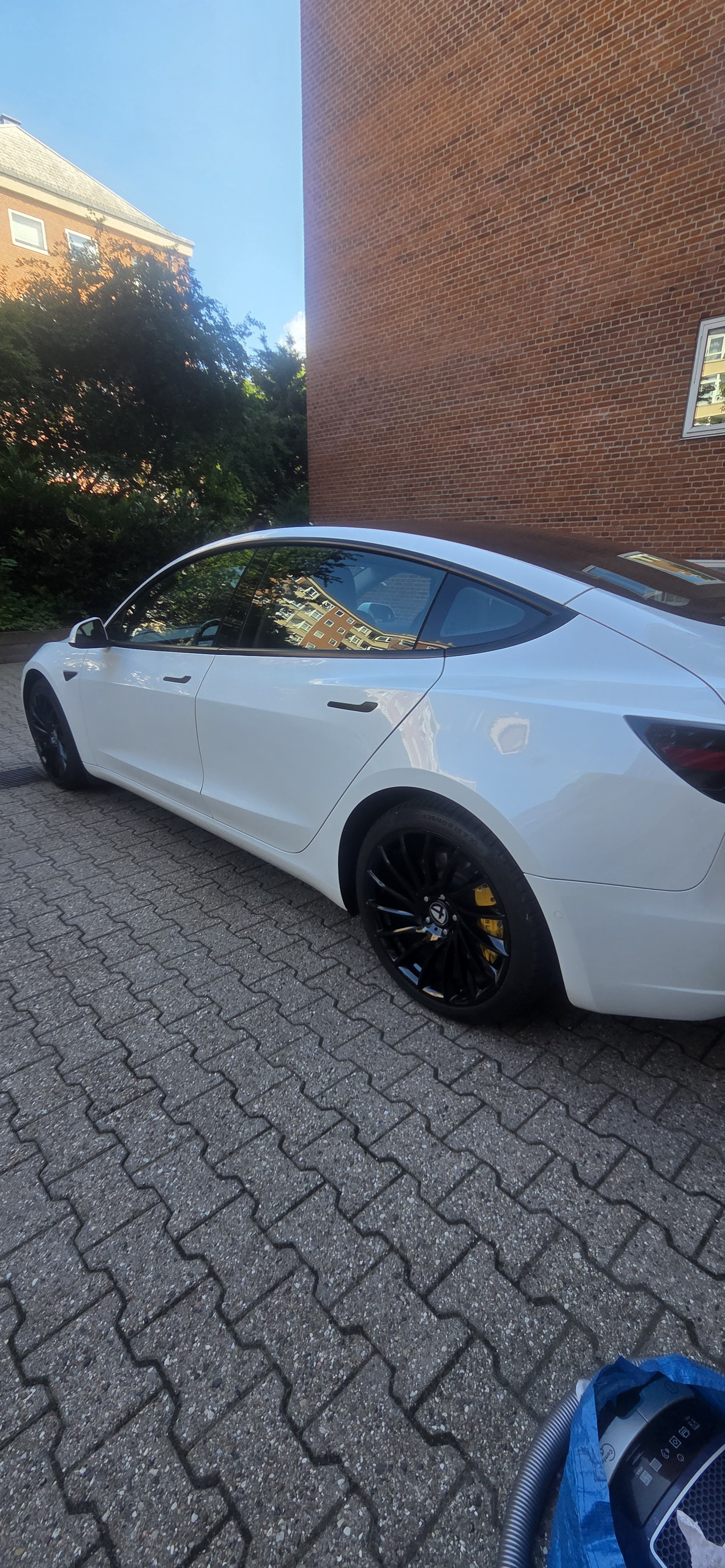Hvid Tesla Model 3 fra 2021