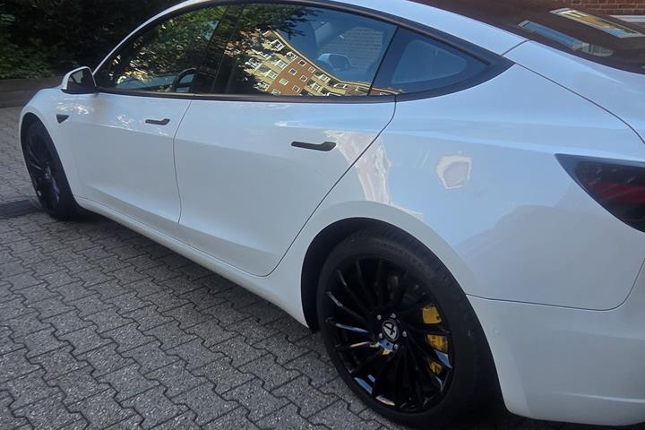 Hvid Tesla Model 3 fra 2021