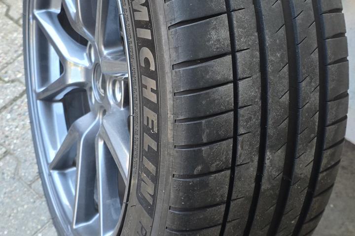 Hvid Tesla Model 3 fra 2021