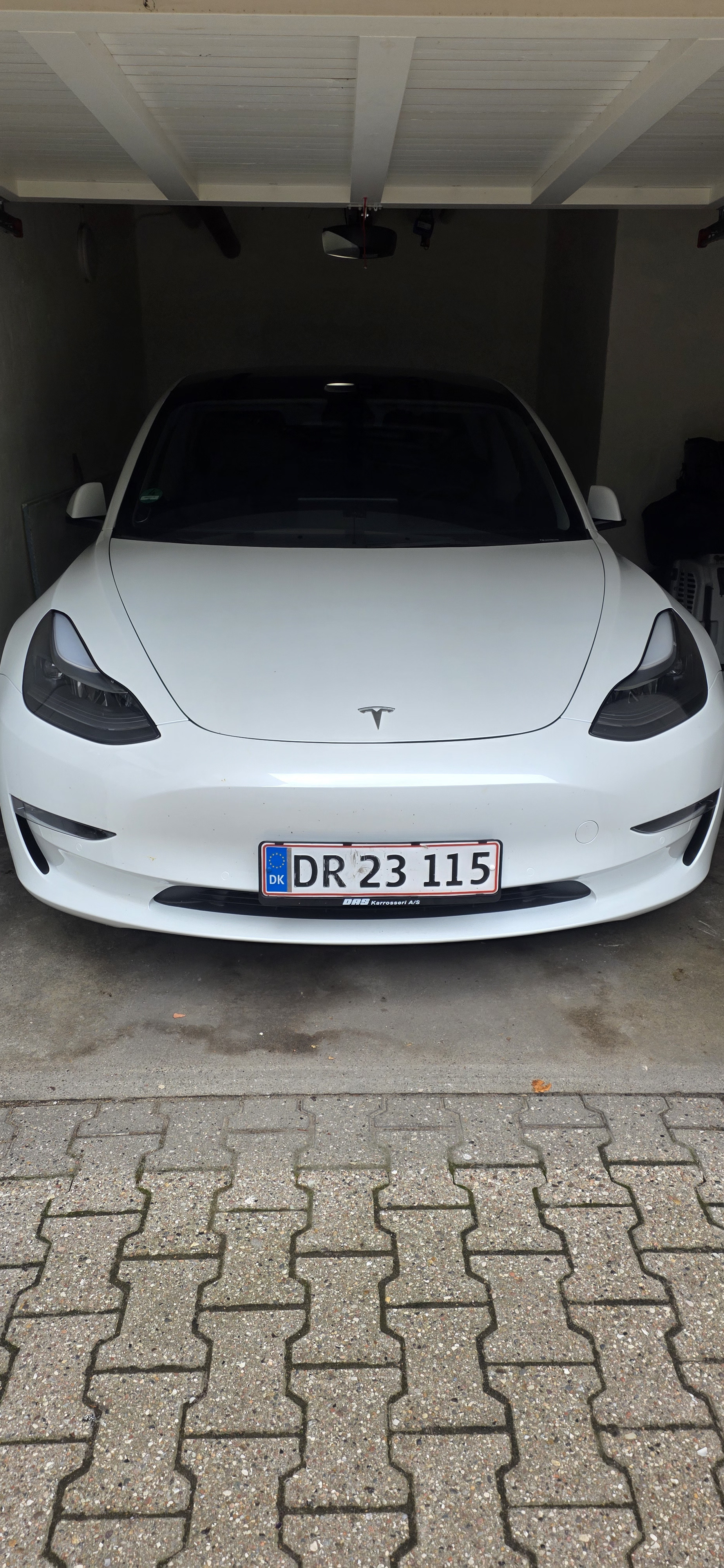 Hvid Tesla Model 3 fra 2021