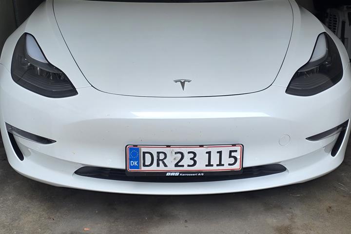 Hvid Tesla Model 3 fra 2021