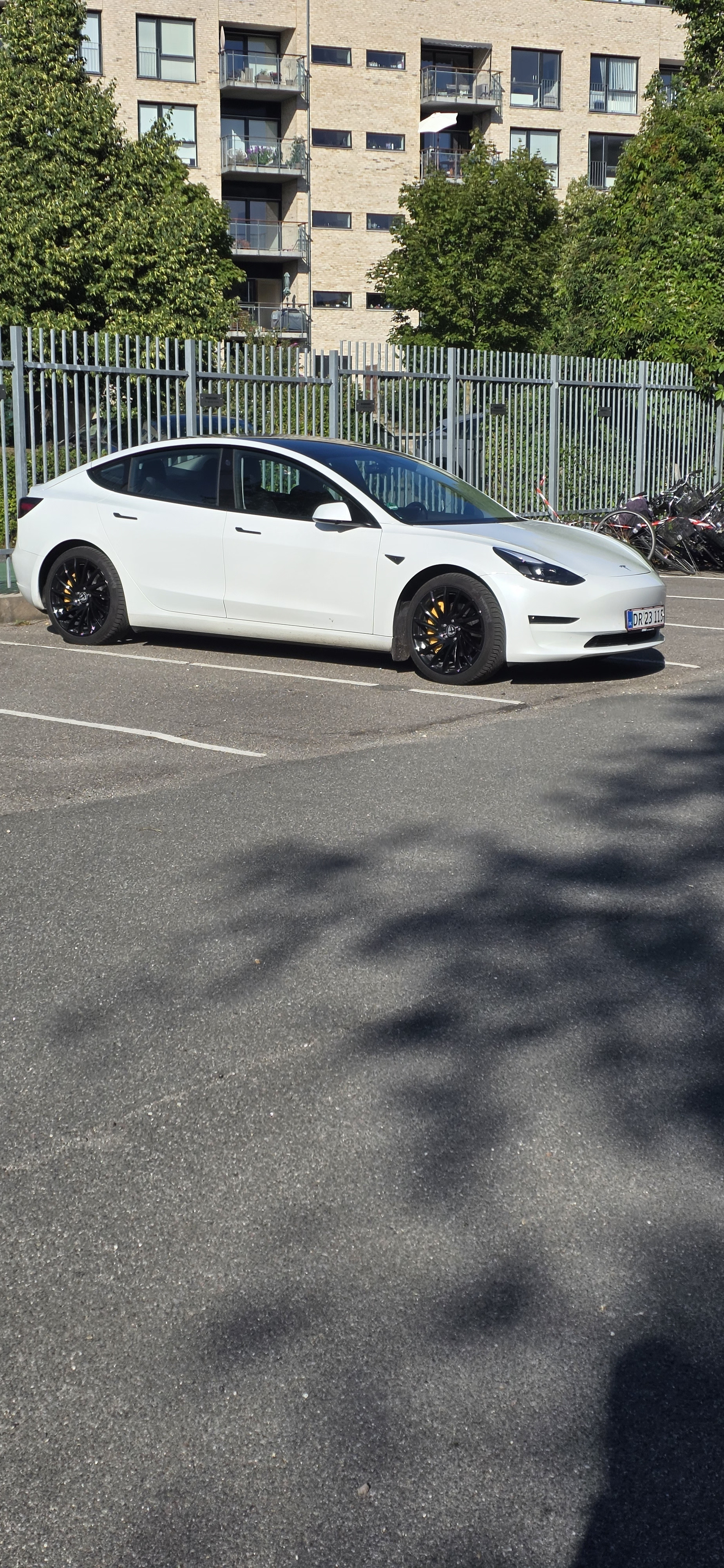 Hvid Tesla Model 3 fra 2021