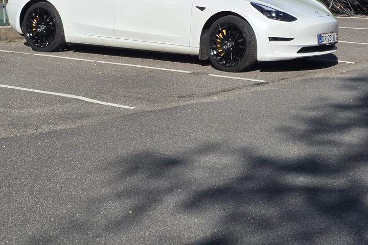Hvid Tesla Model 3 fra 2021