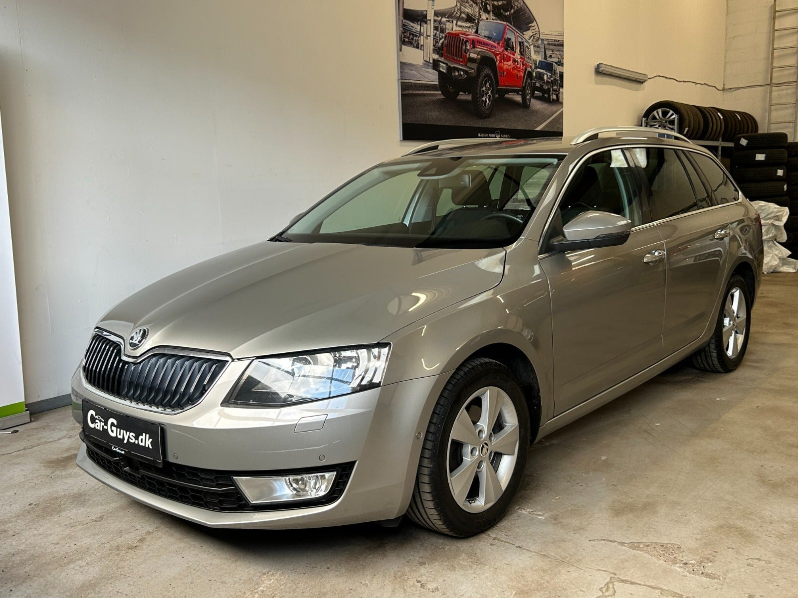 Beige Skoda Octavia fra 2015