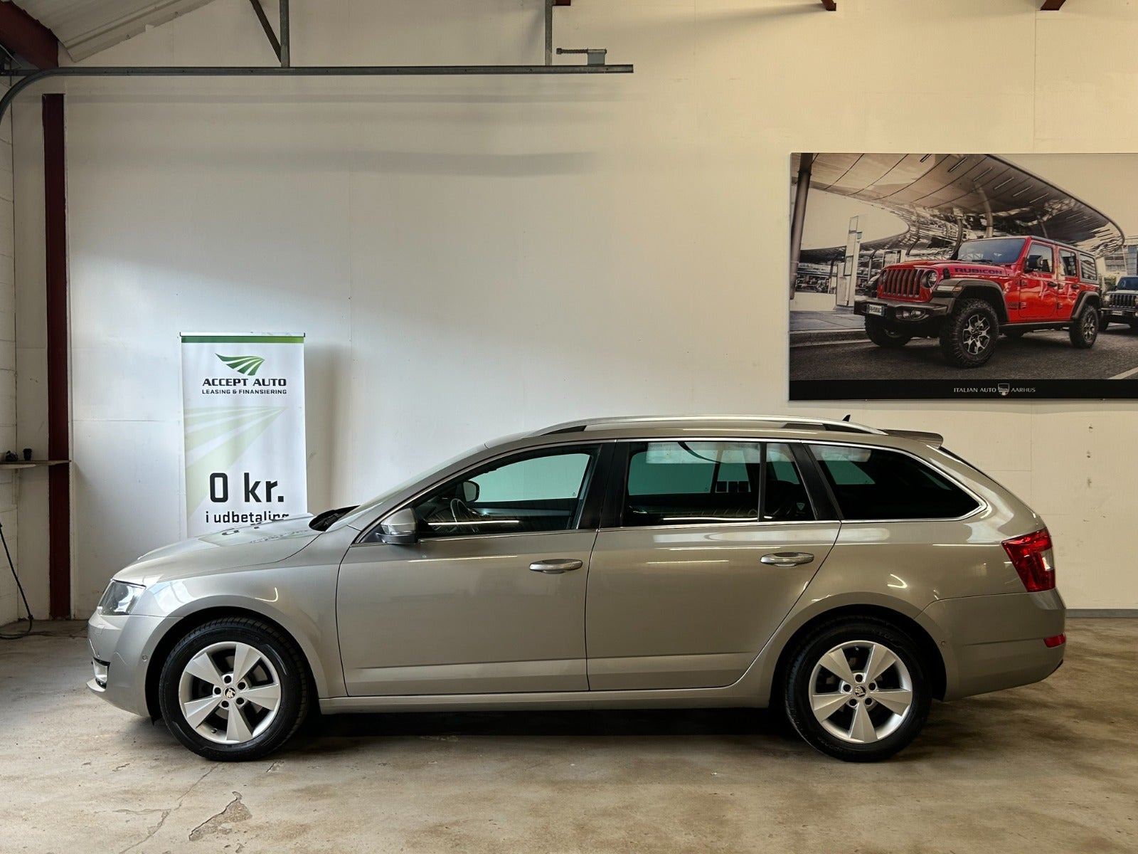 Beige Skoda Octavia fra 2015