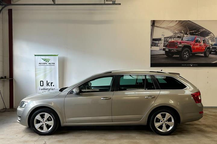 Beige Skoda Octavia fra 2015
