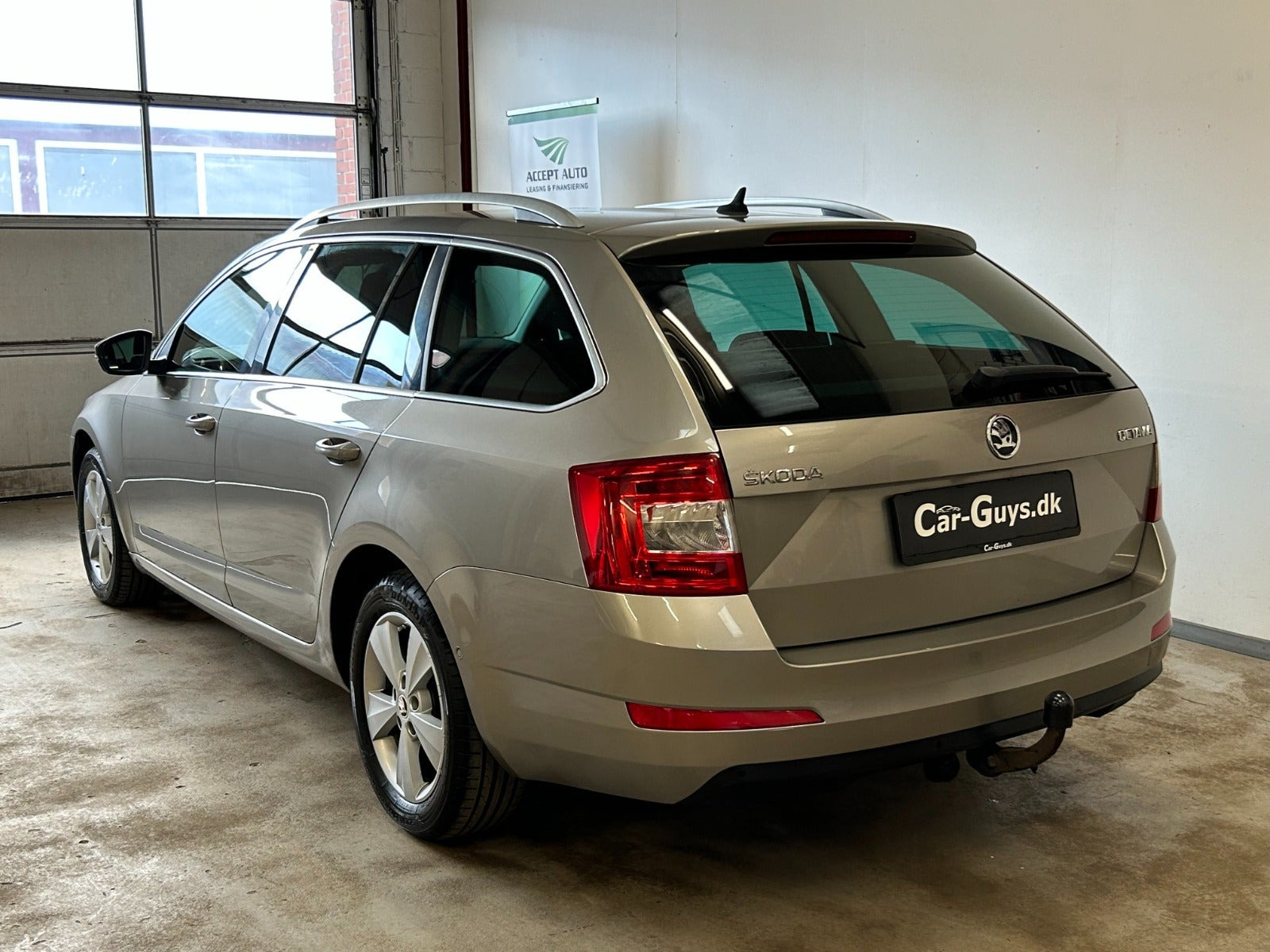 Beige Skoda Octavia fra 2015