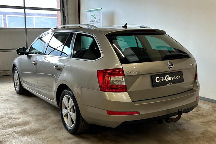 Beige Skoda Octavia fra 2015
