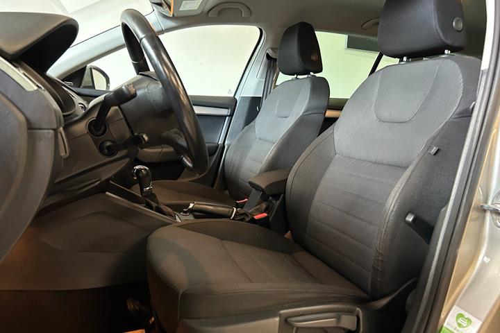 Beige Skoda Octavia fra 2015