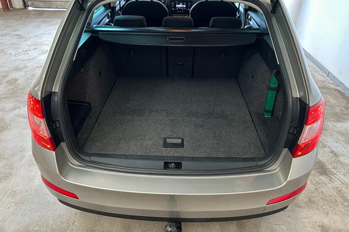 Beige Skoda Octavia fra 2015
