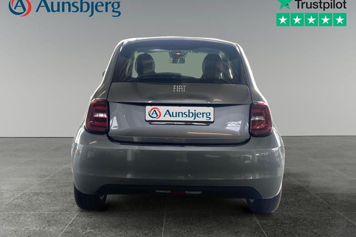 Grå Fiat 500e fra 2022