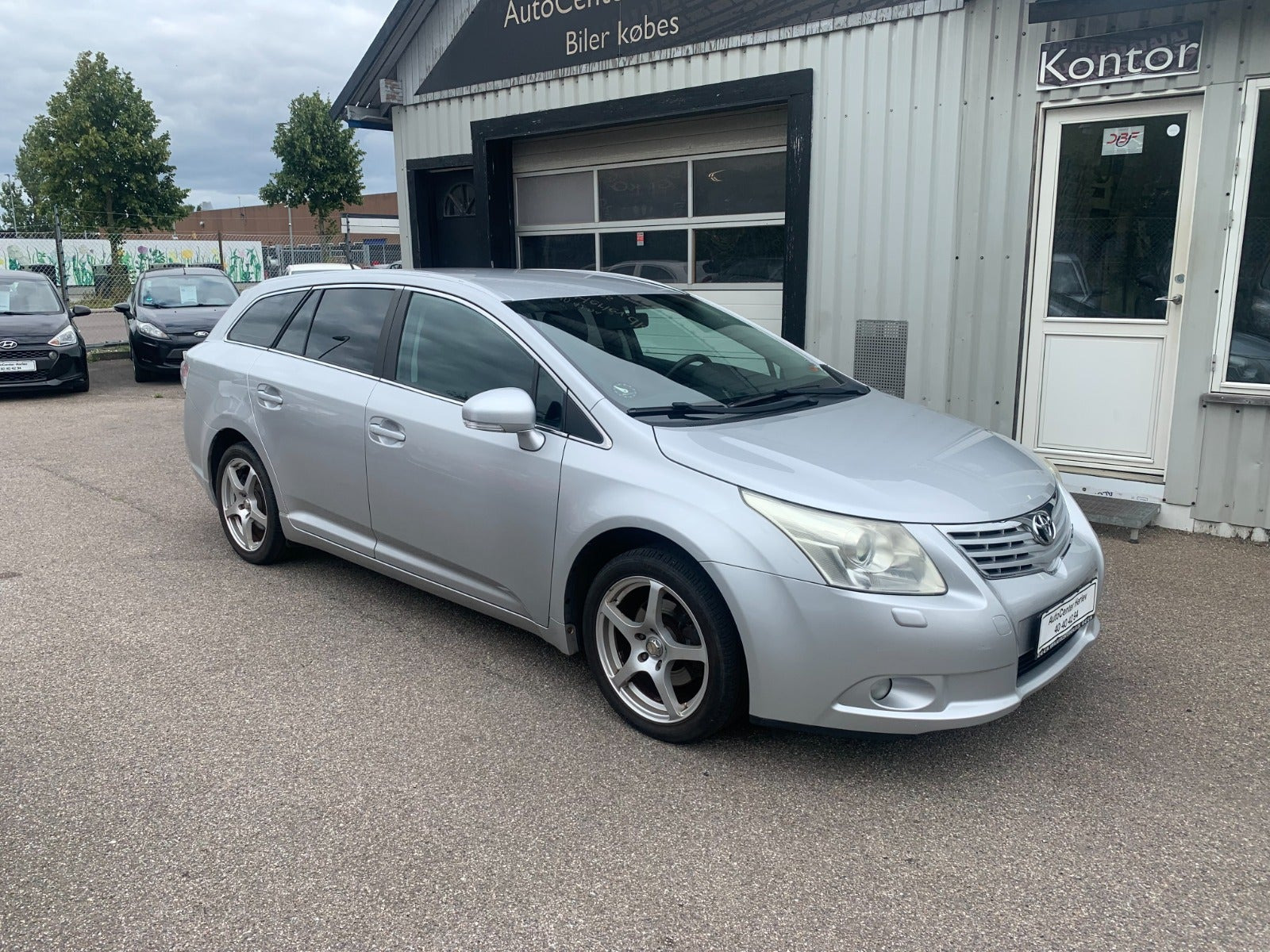 Sølv Toyota Avensis fra 2011