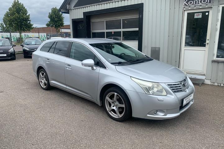 Sølv Toyota Avensis fra 2011