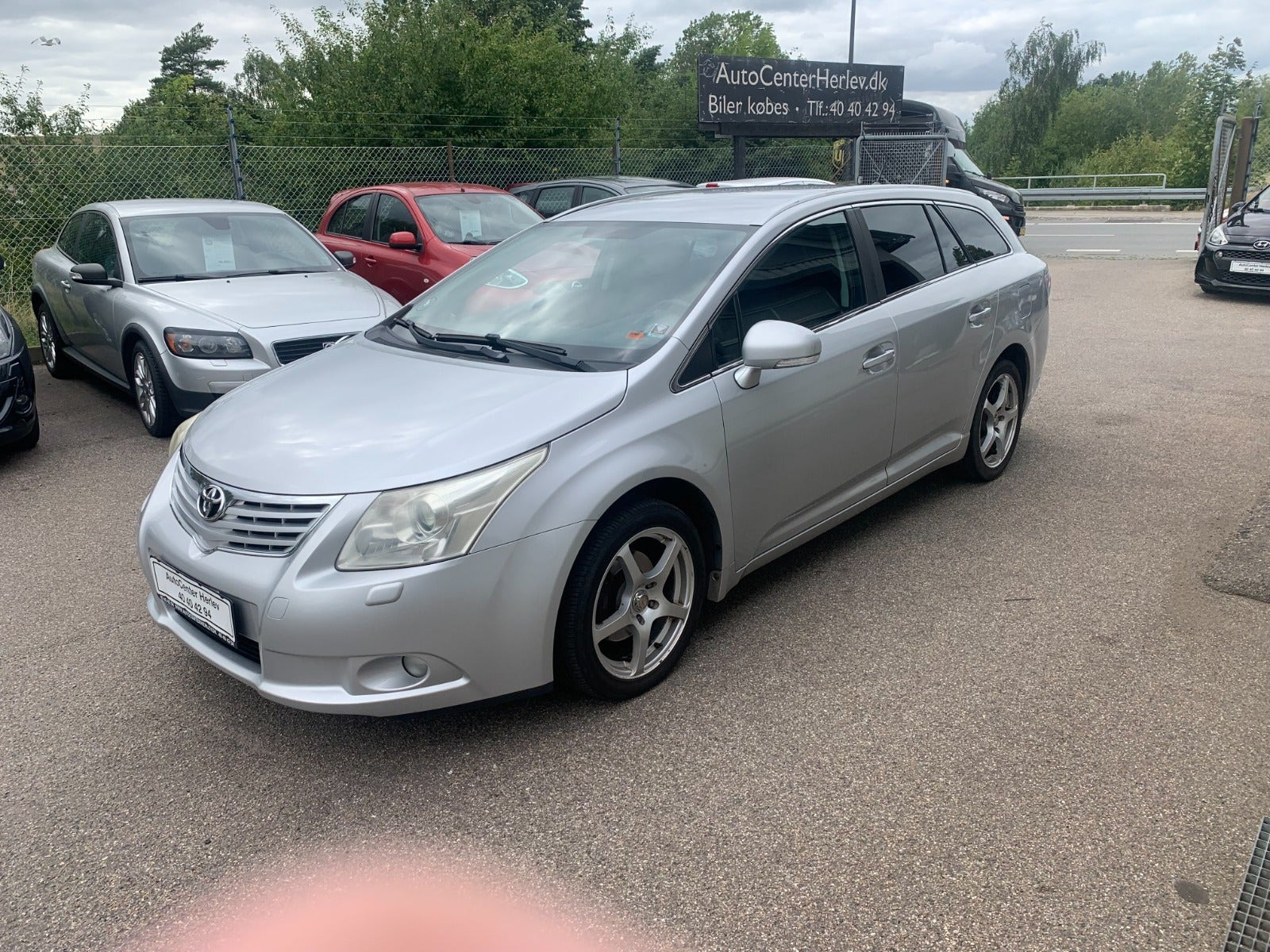 Sølv Toyota Avensis fra 2011