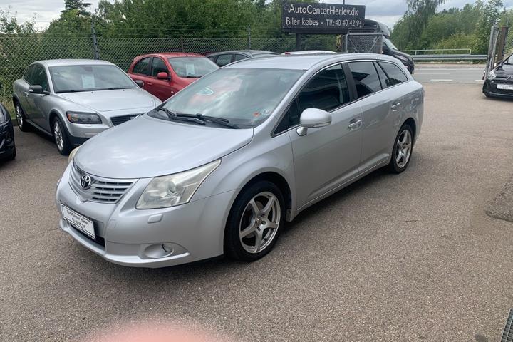 Sølv Toyota Avensis fra 2011