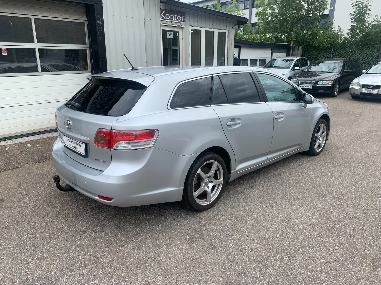 Sølv Toyota Avensis fra 2011