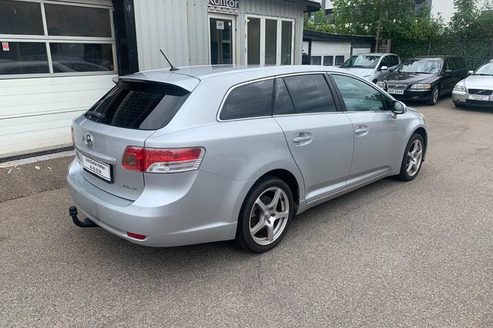 Sølv Toyota Avensis fra 2011