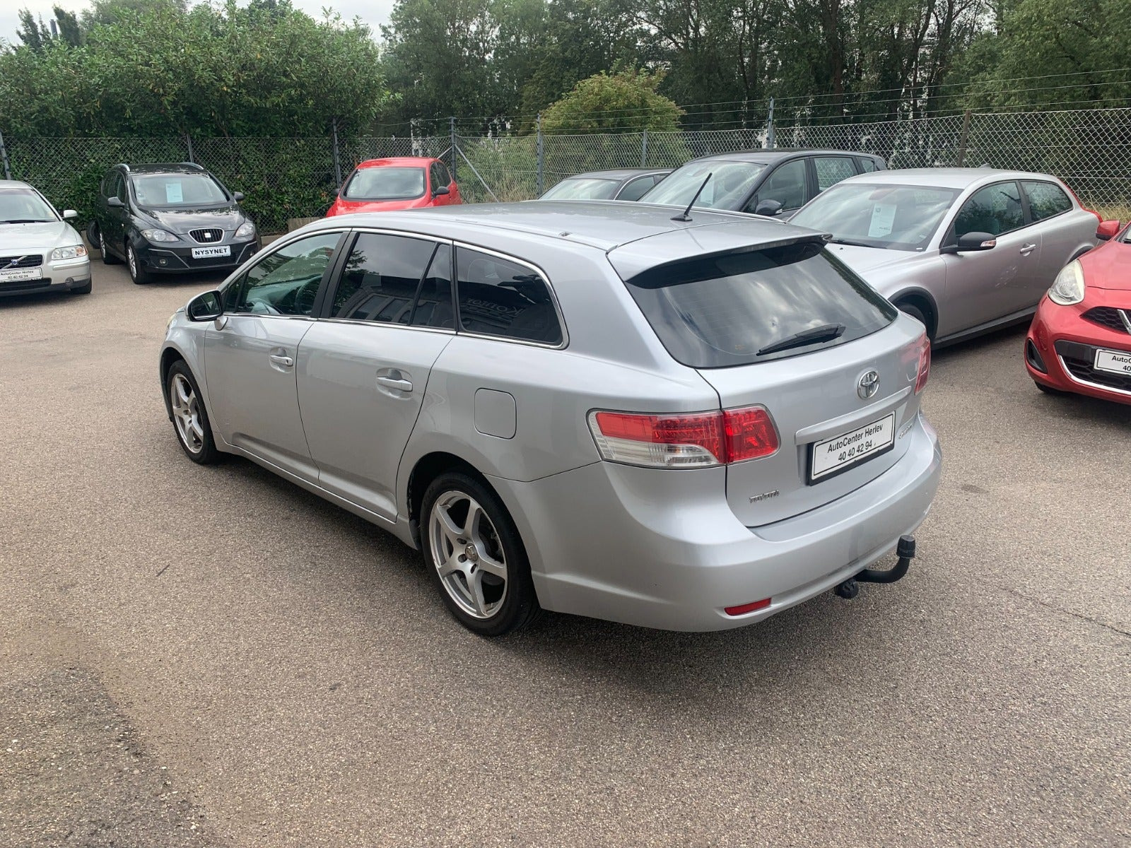 Sølv Toyota Avensis fra 2011