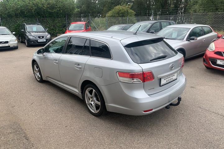 Sølv Toyota Avensis fra 2011