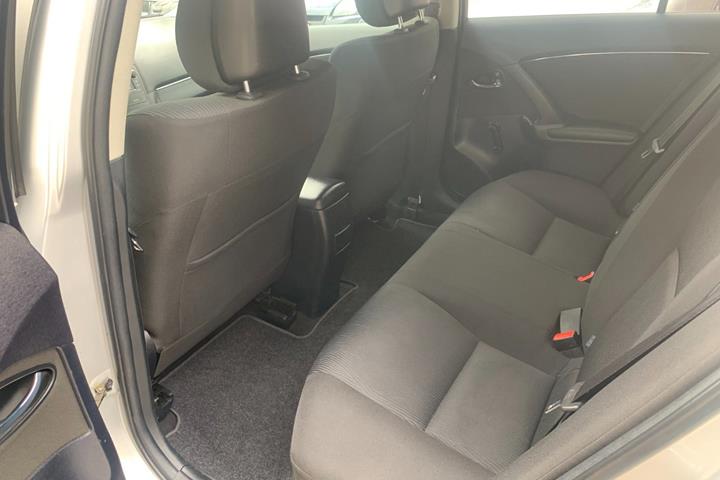 Sølv Toyota Avensis fra 2011