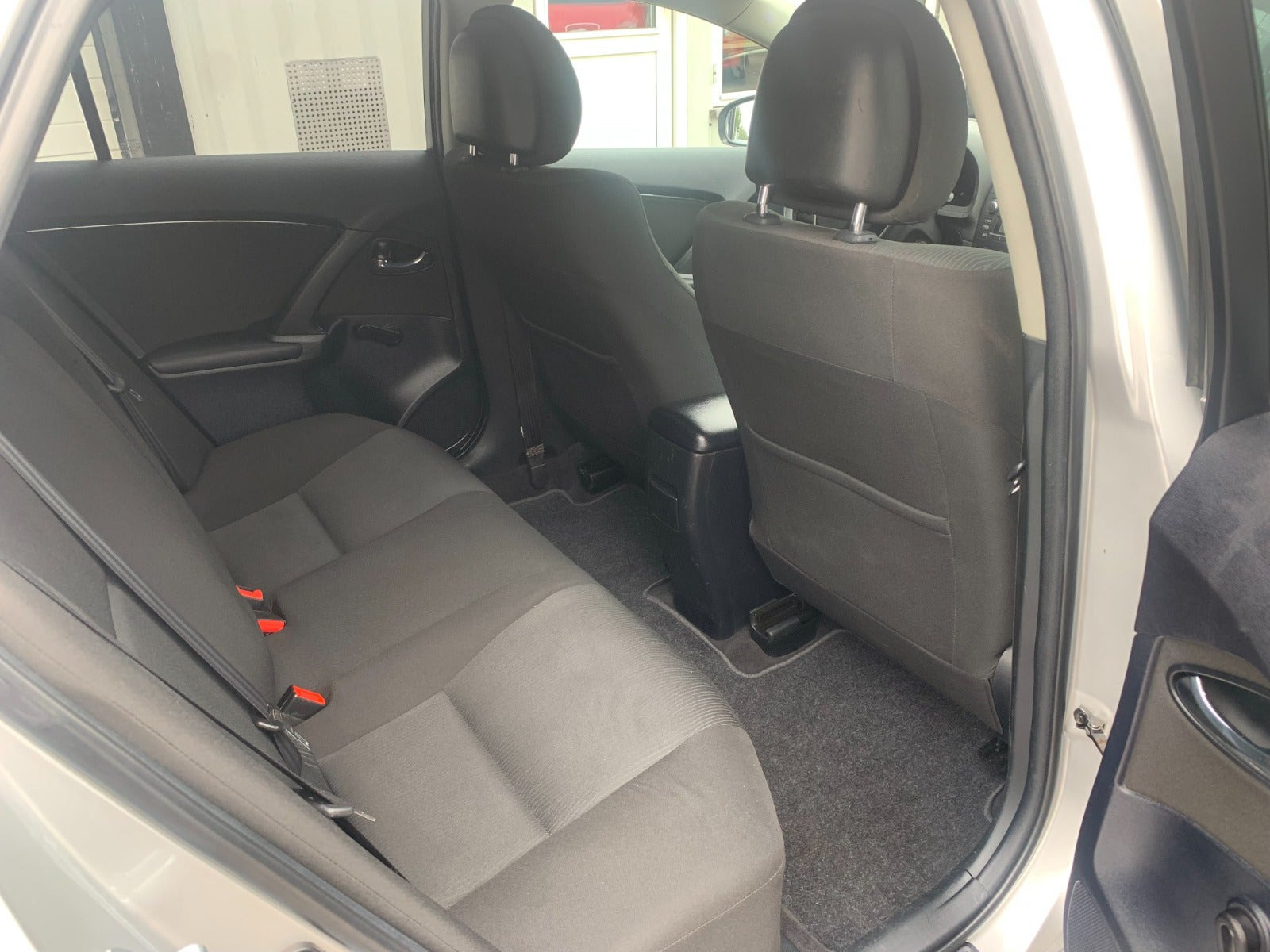 Sølv Toyota Avensis fra 2011