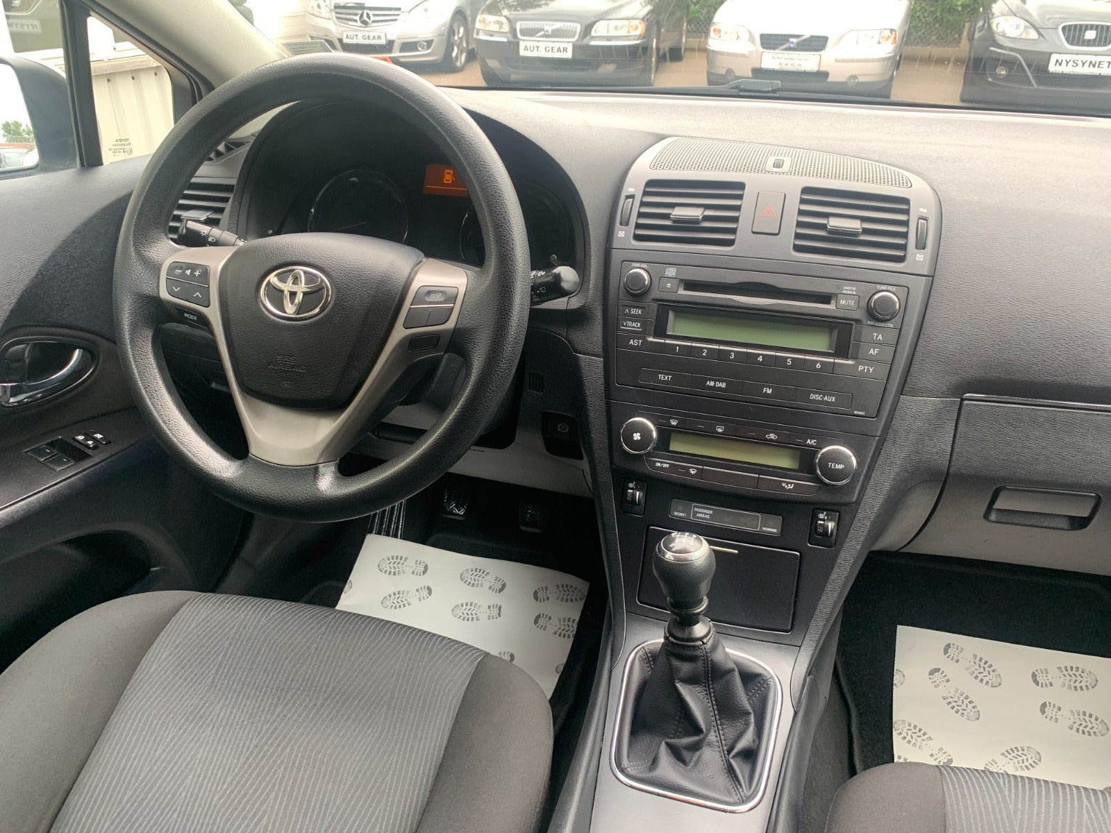 Sølv Toyota Avensis fra 2011