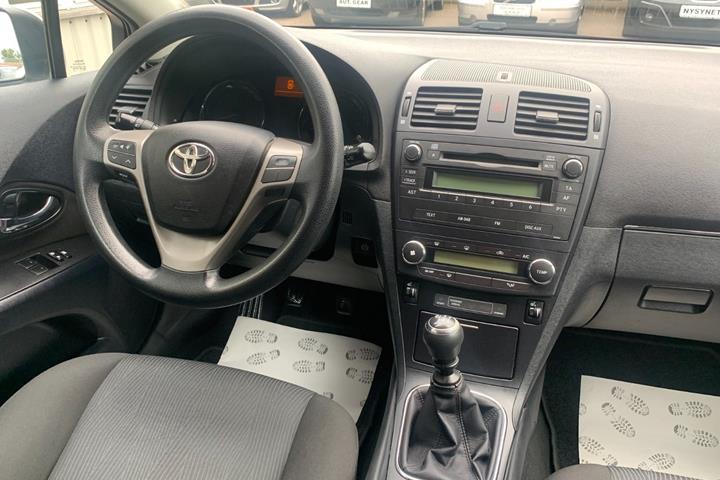 Sølv Toyota Avensis fra 2011