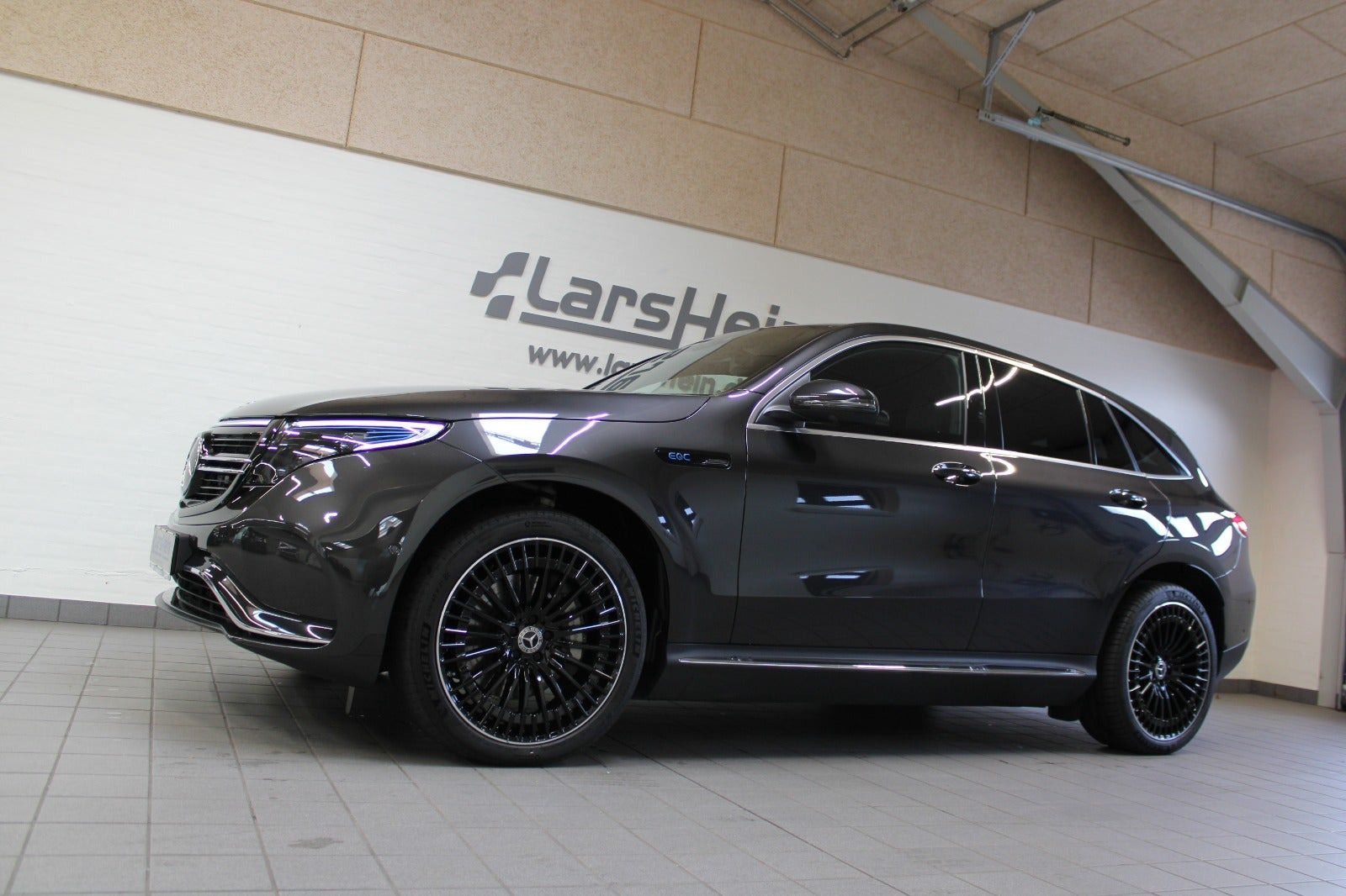 Grå Mercedes EQC400 fra 2023