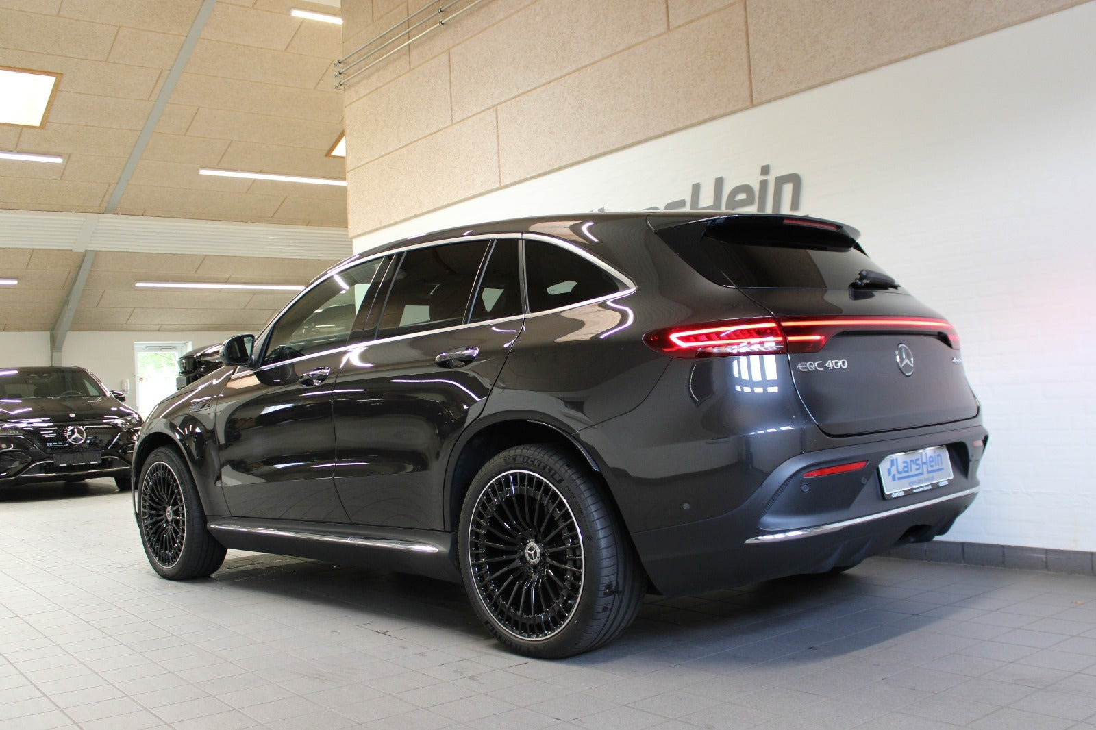 Grå Mercedes EQC400 fra 2023