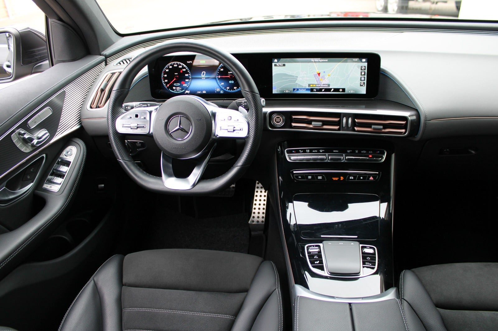 Grå Mercedes EQC400 fra 2023