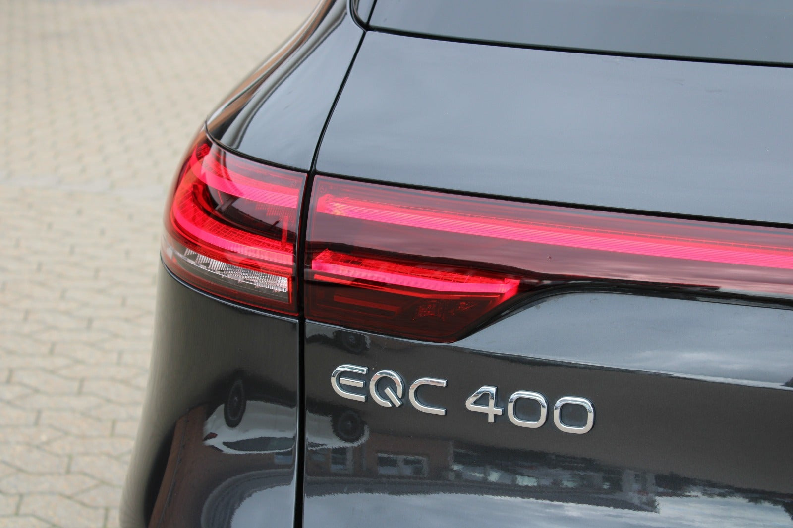 Grå Mercedes EQC400 fra 2023