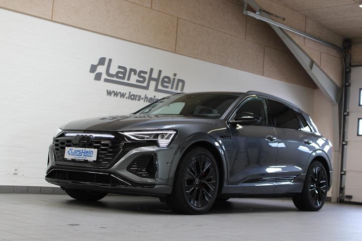 Grå Audi Q8 e-tron fra 2024