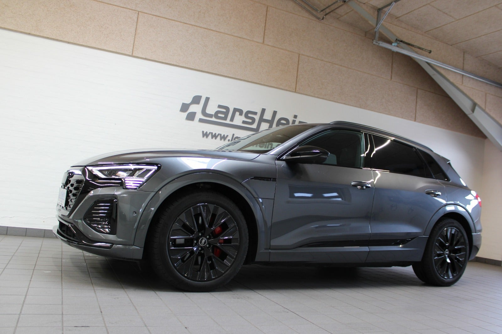 Grå Audi Q8 e-tron fra 2024