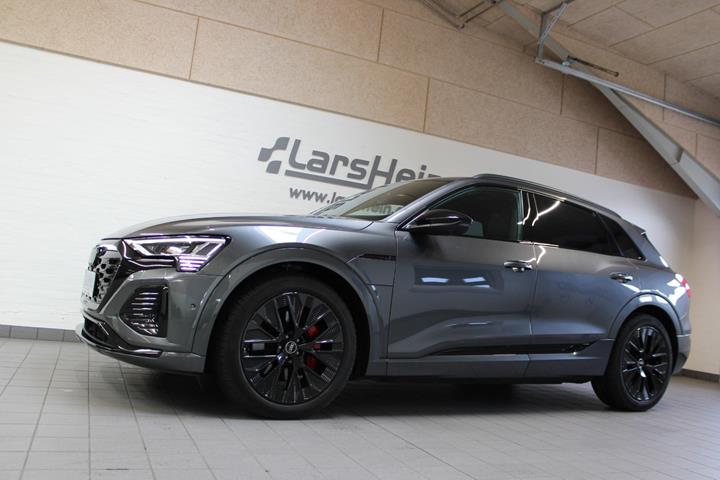 Grå Audi Q8 e-tron fra 2024