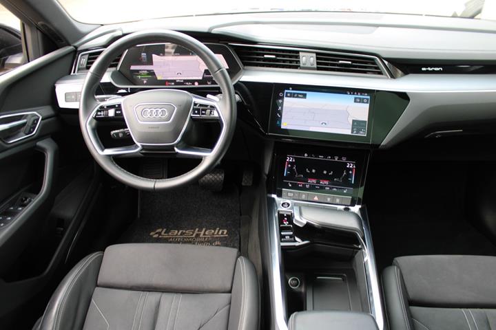 Grå Audi Q8 e-tron fra 2024