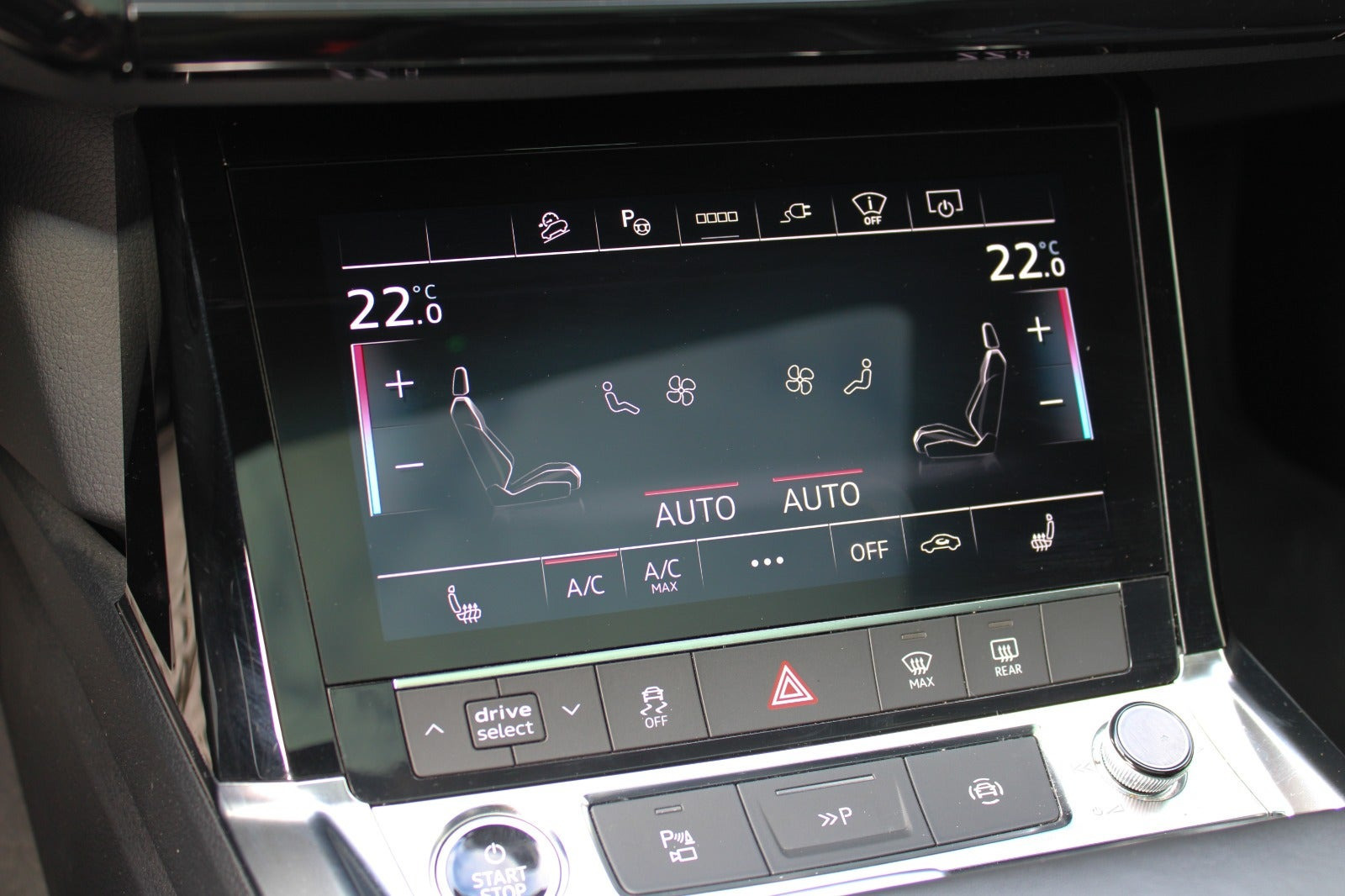 Grå Audi Q8 e-tron fra 2024