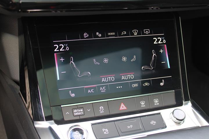 Grå Audi Q8 e-tron fra 2024