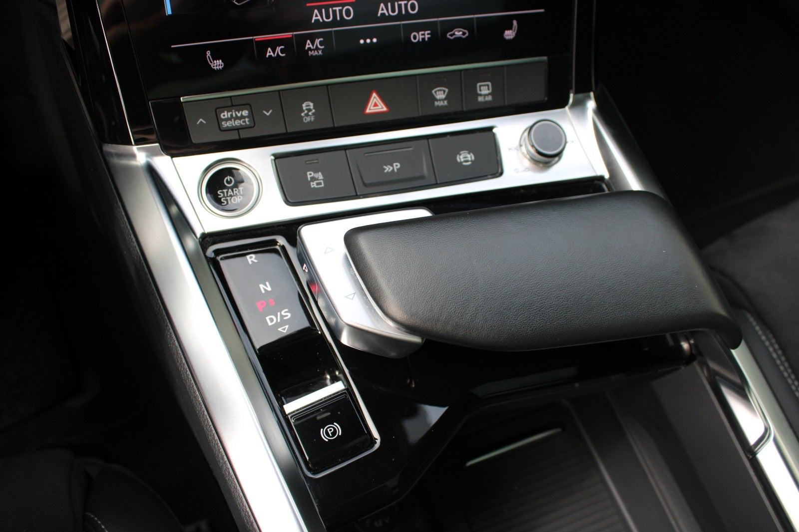 Grå Audi Q8 e-tron fra 2024