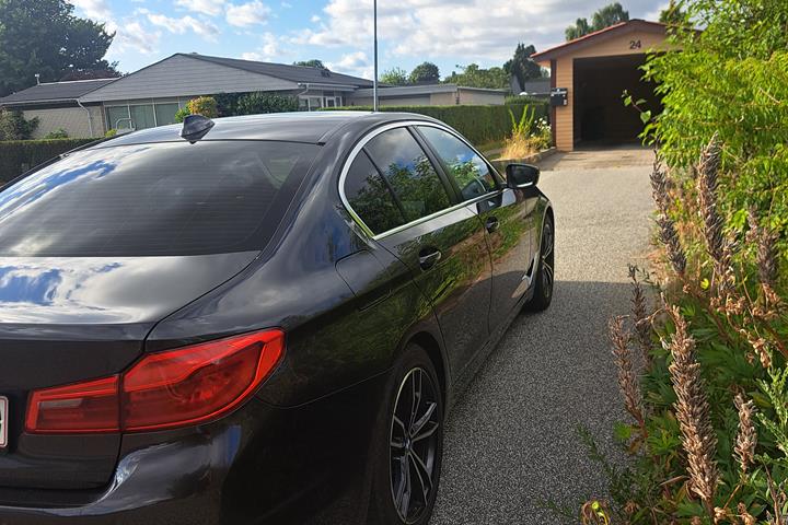 Sort BMW 5-Serie fra 2017