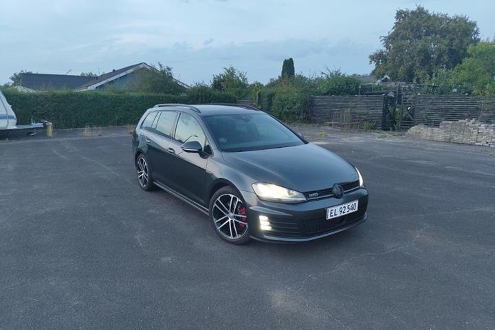 Grå VW Golf VII fra 2016