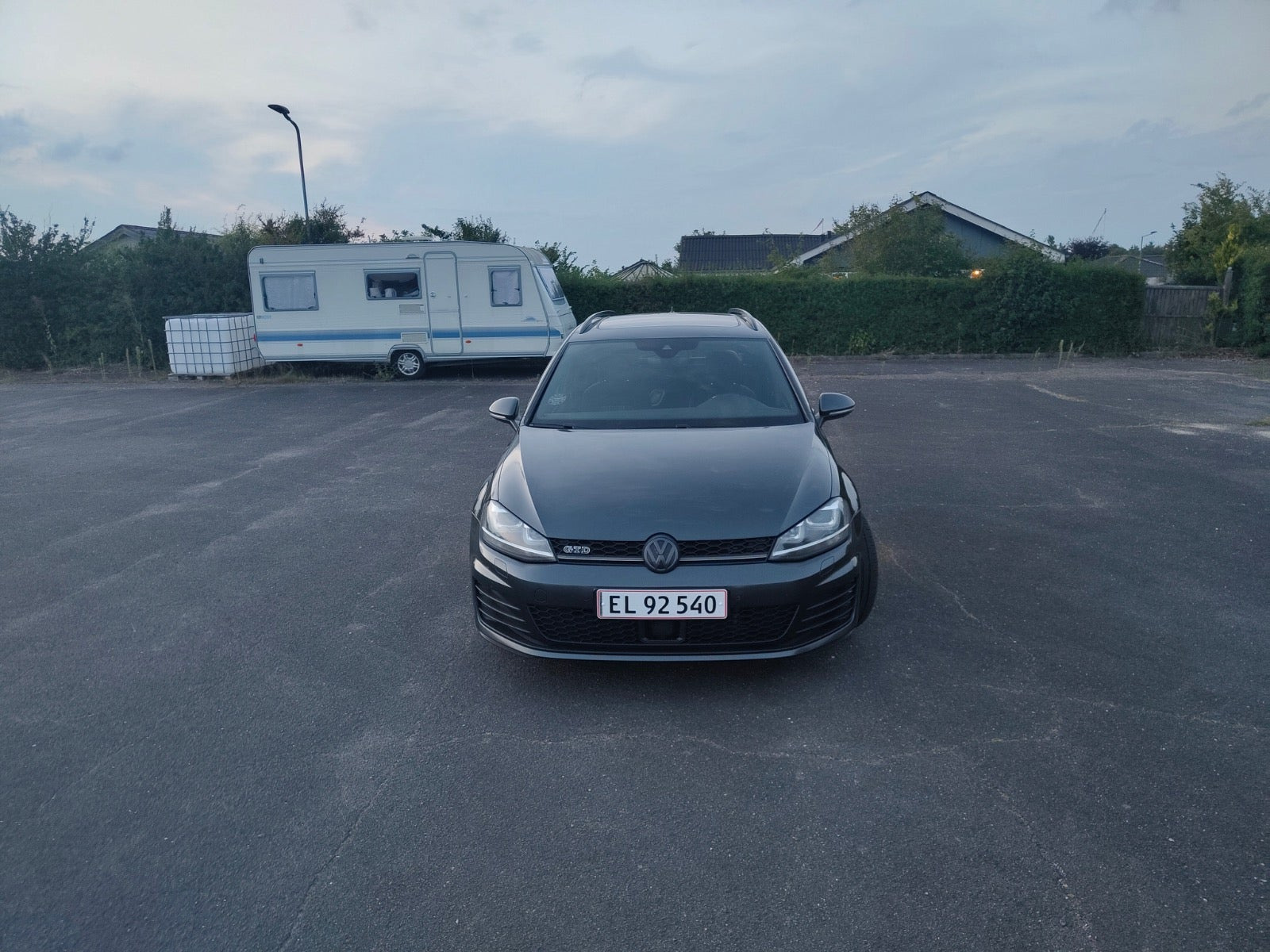 Grå VW Golf VII fra 2016