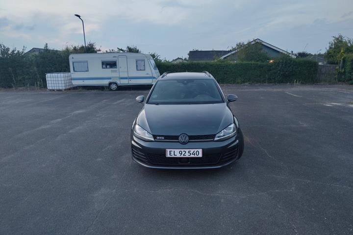 Grå VW Golf VII fra 2016