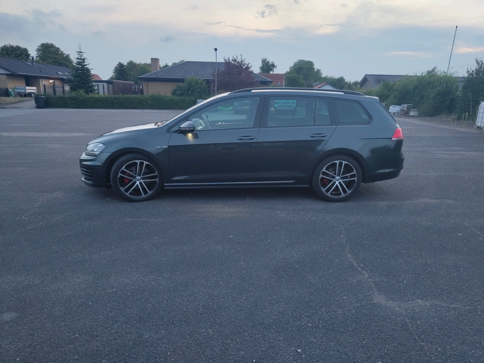 Grå VW Golf VII fra 2016