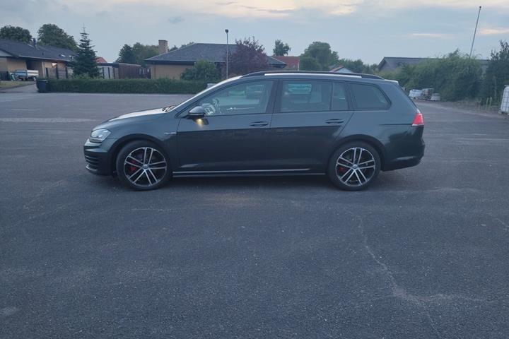Grå VW Golf VII fra 2016