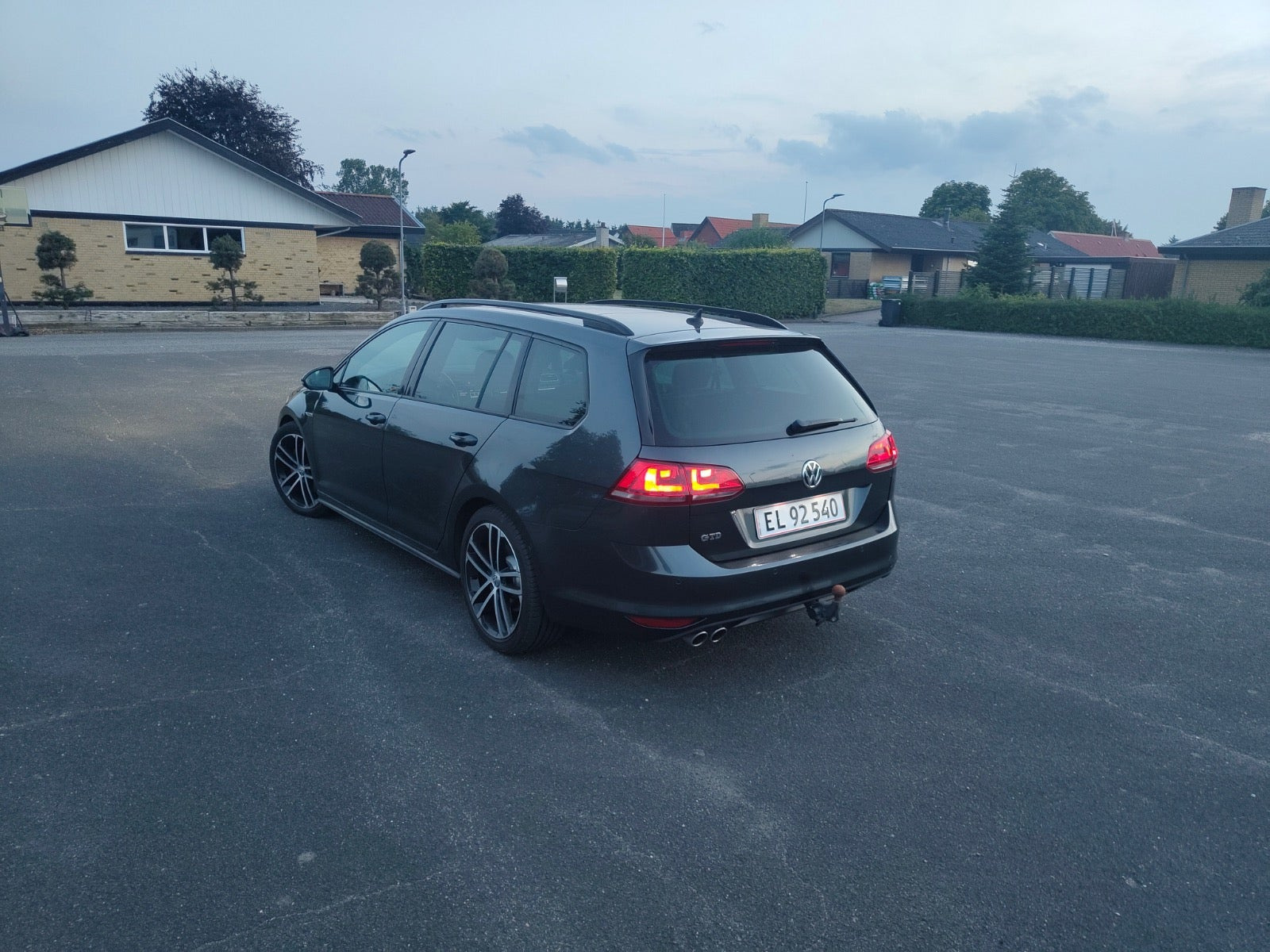 Grå VW Golf VII fra 2016
