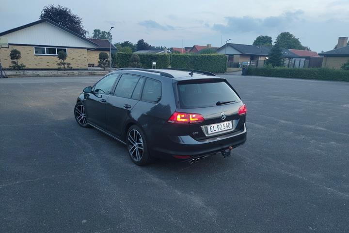 Grå VW Golf VII fra 2016