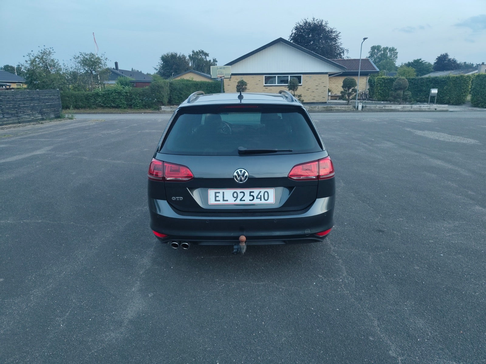 Grå VW Golf VII fra 2016