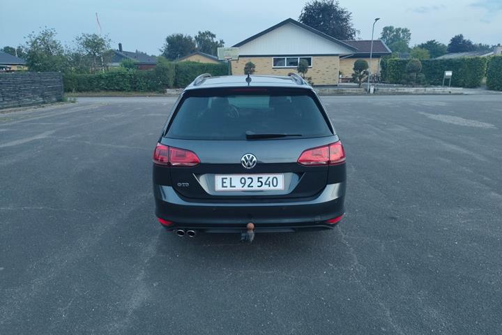 Grå VW Golf VII fra 2016