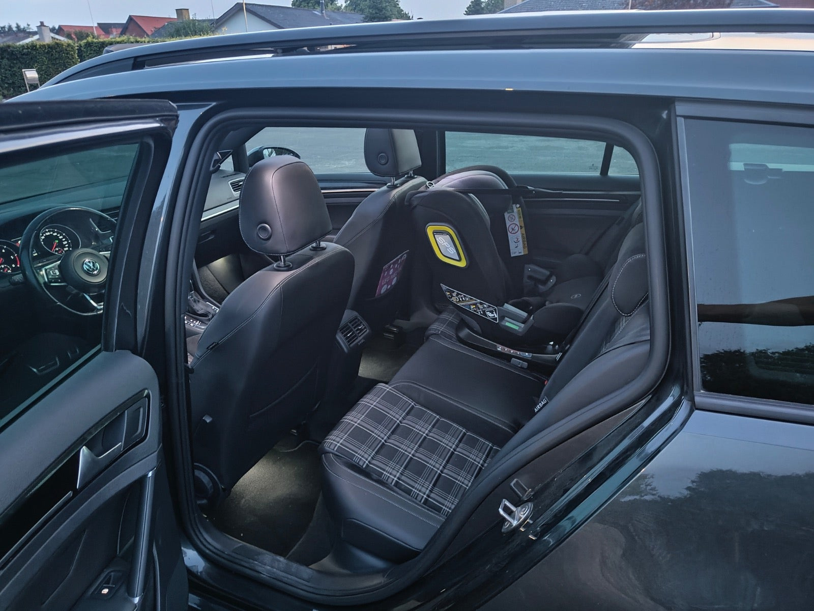 Grå VW Golf VII fra 2016
